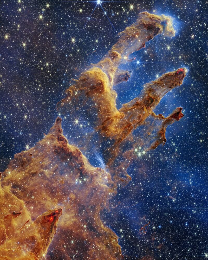 韋伯太空望遠鏡捕捉到「創生之柱」壯麗奇觀，巨型柱狀體由星際氣體和塵埃組成的，裡面布滿正在形成的年輕恆星。（圖取自twitter.com/NASA）