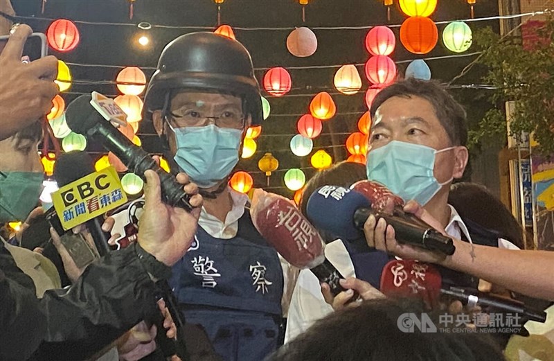 圖為萬華警分局長謝宗宏（右）與偵查隊長陳偉仁（左）19日說明槍擊案情形。中央社記者黃麗芸攝 111年10月19日