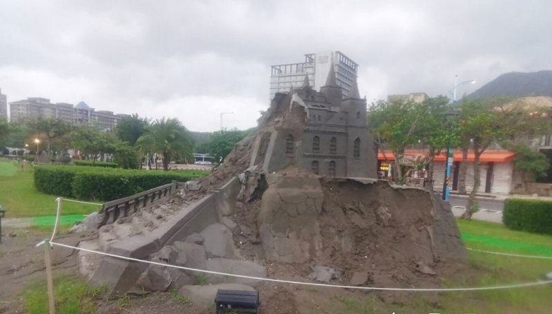 2022八里城市沙雕展的沙雕作品遭近日豪雨毀損嚴重，難以修復，只好提前結束展覽。（新北市高灘處提供）中央社記者王鴻國傳真  111年10月20日