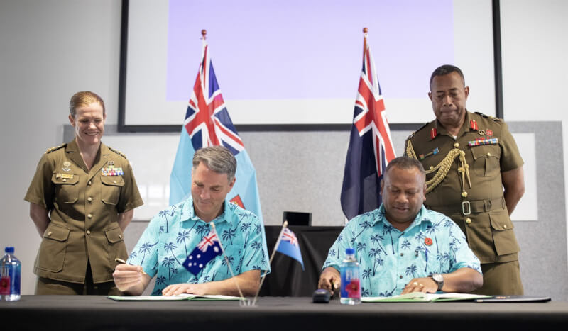 澳洲和斐濟20日簽署一項協定，相互同意兩國軍隊在對方領土上進行部署。（圖取自twitter.com/RichardMarlesMP）