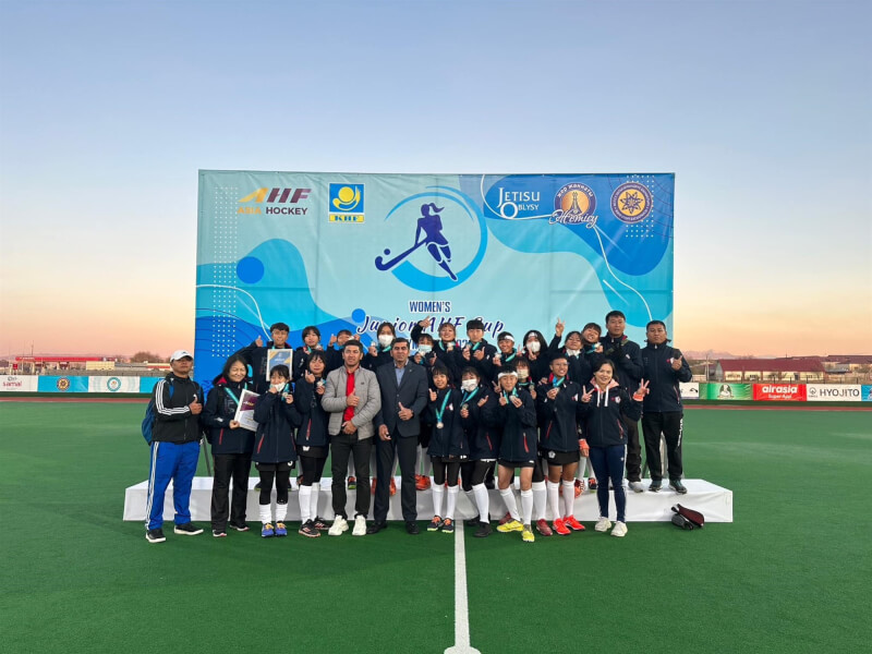 2022亞洲青年女子曲棍球錦標賽20日傳回捷報，台灣女將們在冠軍賽以2比7不敵地主哈薩克，獲得亞軍。（圖取自中華民國曲棍球協會臉書社團facebook.com）