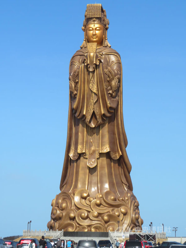 澎湖媽祖文化園區中的媽祖銅像20日晚間將正式點燈落成，預期未來將成為澎湖國際級的觀光遊憩景點。中央社  111年10月20日