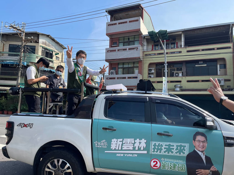 民進黨雲林縣長參選人劉建國（車上前右）21日在斗六市等鄉鎮展開車隊掃街拜票，全力爭取選民支持。（劉建國競選總部提供）  中央社記者姜宜菁傳真  111年10月21日