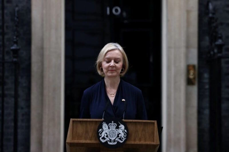 英國首相特拉斯20日宣布辭去保守黨魁一職，將帶領看守內閣至執政黨選出新的黨魁，由新人以首相身分組織新的內閣。（路透社）