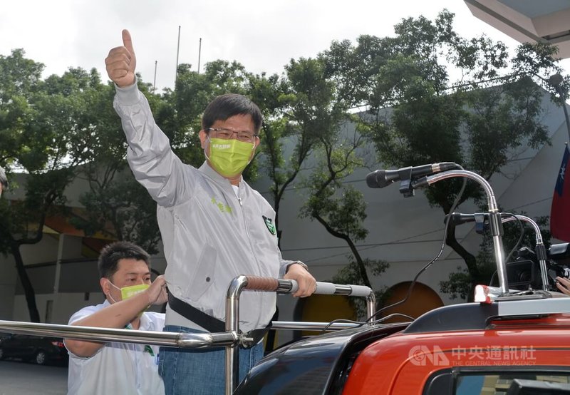 民進黨新北市長參選人林佳龍（中）21日在板橋區深丘福德宮出發以車隊掃街拜票，爭取選民支持，盼展現「新北大翻新，人民大翻身」，贏得勝選。中央社記者黃旭昇新北攝  111年10月21日