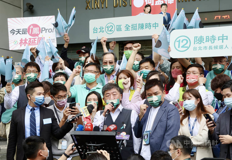 台北市選委會21日舉行市長選舉號次抽籤，民進黨台北市長參選人陳時中（前中）抽中12號；陳時中表示，這代表他的任務就是要努力服務台北市12個行政區，絕對不讓任何一區落後，要持續努力爭取12區民眾的認同。中央社記者張皓安攝 111年10月21日