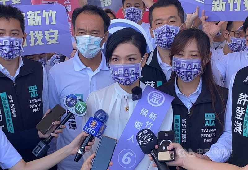 新竹市長選舉21日舉行號次抽籤，台灣民眾黨新竹市長參選人高虹安（前）抽到6號。中央社記者魯鋼駿攝  111年10月21日