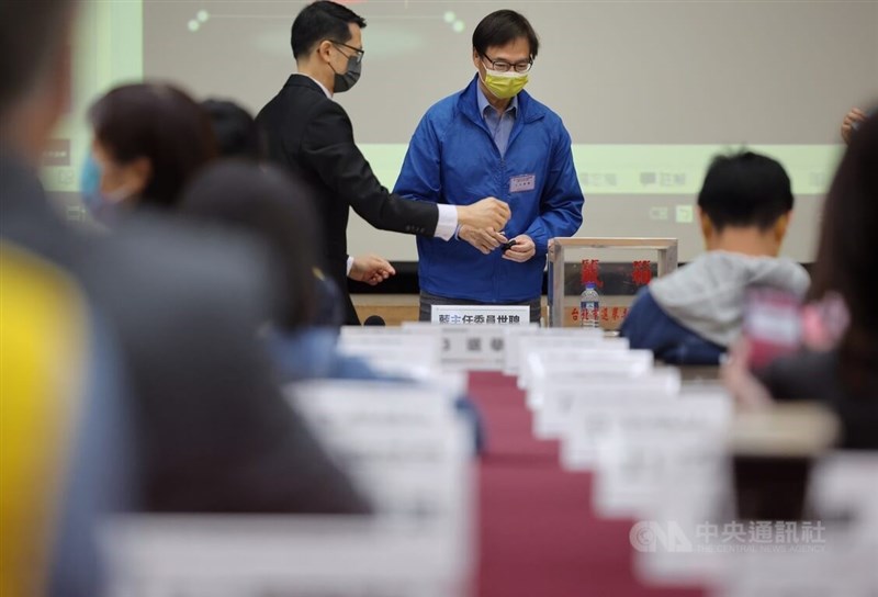 台北市長選舉候選人號次抽籤21日舉行，台北市選委會主委藍世聰（中）為唱名未到的候選人代為抽籤。中央社記者王飛華攝 111年10月21日