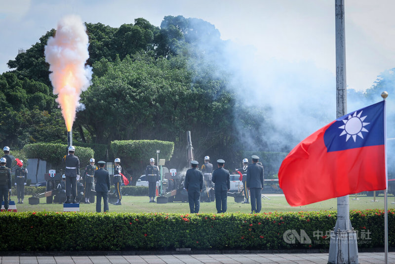 非洲友邦史瓦帝尼國王恩史瓦帝三世（King Mswati III）率團訪台，總統府21日以隆重軍禮歡迎，典禮開始後施放禮砲迎接訪團。中央社記者王騰毅攝 111年10月21日