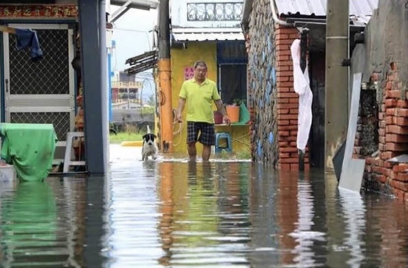 屏東枋寮新龍村因地勢低窪加上排水支線堤岸過低，逢雨易淹，屏東縣政府爭取中央補助「枋寮鄉新龍村聚落防護工程」斥資逾新台幣4000萬元，要幫住戶除去淹水噩夢，盼能達到防災永續目的。（屏東縣政府提供）中央社記者李卉婷傳真  111年10月21日