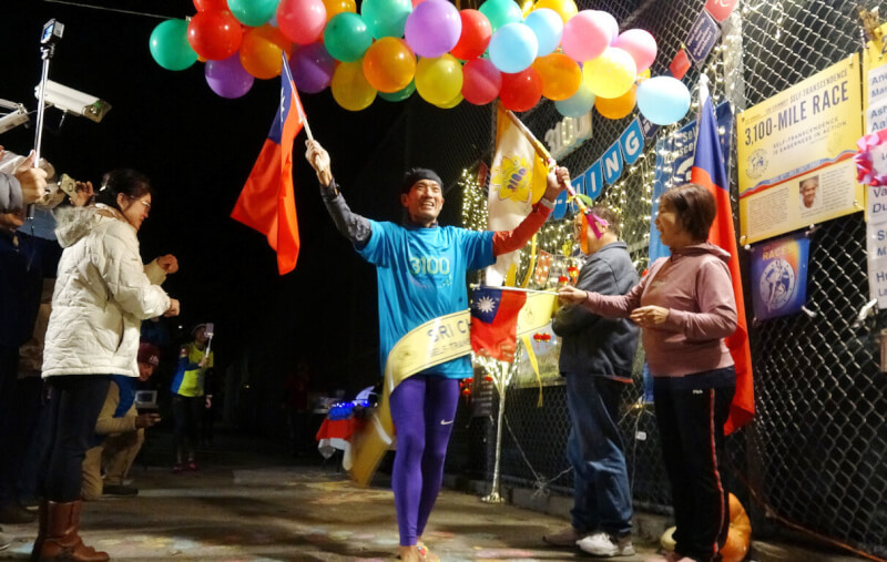 台灣超馬好手羅維銘20日高舉國旗衝線，生涯第2度完成紐約超越自我3100英里（近5000公里）挑戰賽，成績比上屆快將近兩天。中央社記者尹俊傑紐約攝 111年10月21日