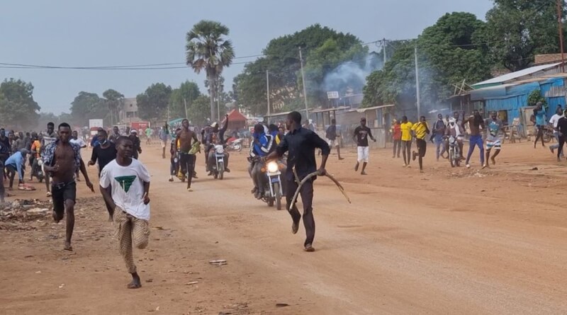 非洲中部國家查德20日有數以百計的人走上街頭，要求加快轉型為民主統治，然而卻發生暴力事件，造成約50人死亡。（Hyacinthe Ndolenodji/via 路透社）