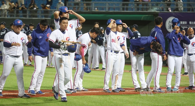 2022第4屆U23世界盃棒球賽台灣隊複賽20日晚間首戰出戰韓國隊，但台灣方面團隊攻勢未能串連，最終以2比6落敗，吞下本屆賽事首敗。圖為台灣隊選手賽後向球迷致意。中央社記者張新偉攝 111年10月20日