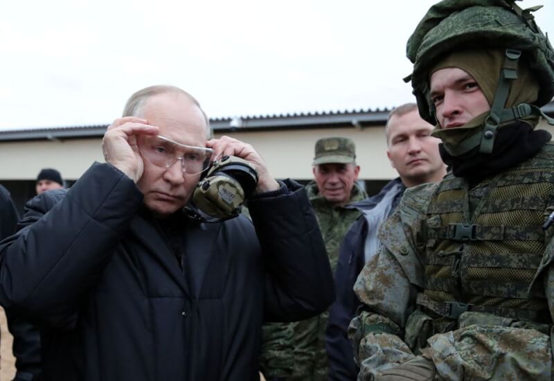 俄羅斯總統蒲亭20日訪問動員預備役人員培訓中心。（Sputnik/Mikhail Klimentyev/Kremlin via 路透社）