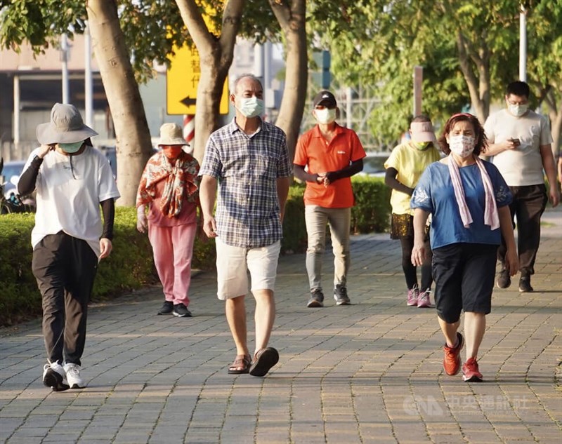 圖為13日午後高雄鳳山區一處公園內戴口罩活動民眾。（中央社檔案照片）