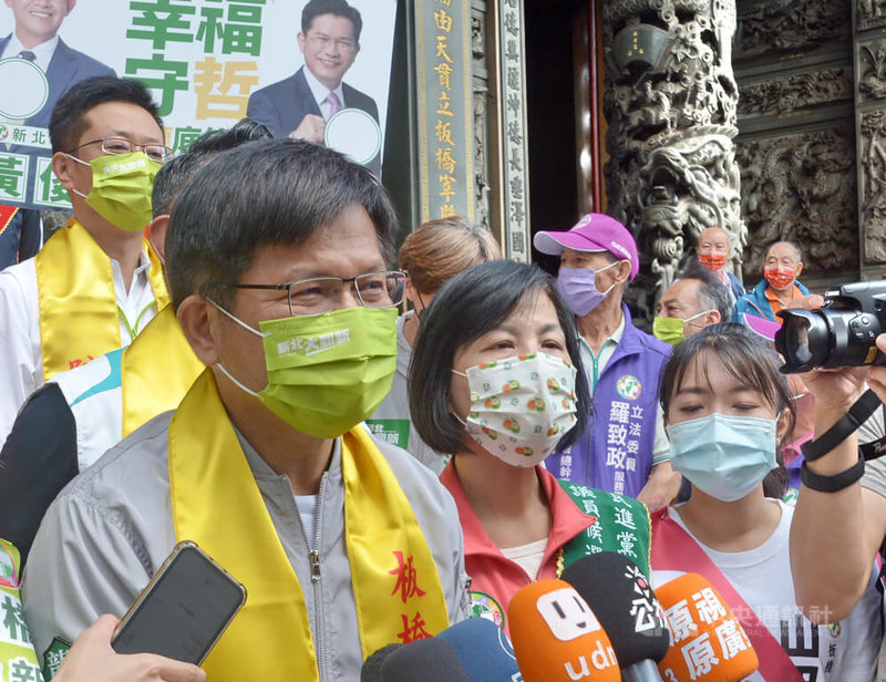 民進黨新北市長參選人林佳龍（前左）21日表示，希望新北不要只是舉辦荒溪型活動，有活動時像大水，平常卻乾枯，應該是細水長流、能夠分潤，除帶來市民歡樂，也帶來觀光旅遊的效益。中央社記者黃旭昇新北攝  111年10月21日