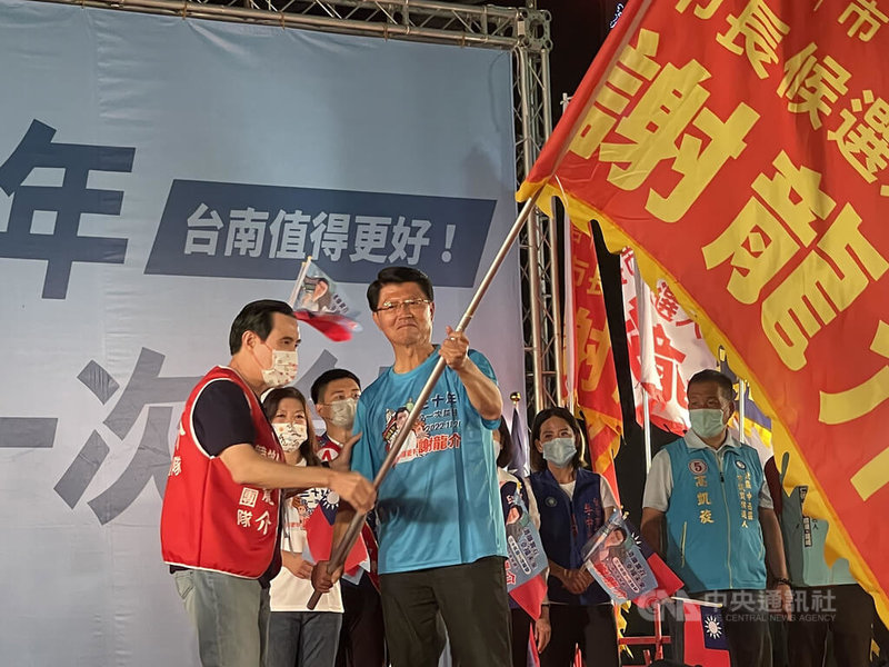 國民黨台南市長參選人謝龍介（前左2）22日正式成立競選總部，前總統馬英九（前左）南下輔選造勢並授戰旗。中央社記者張榮祥台南攝  111年10月22日