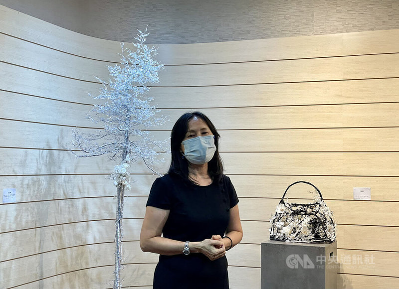 台灣花藝師李惠華前進新加坡舉辦首次海外個展，其中以水晶打造而成的「生命之樹」作品（後左）耗時近半年才完成。攝於21日。中央社記者侯姿瑩新加坡攝 111年10月22日