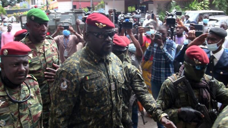 西非經濟共同體21日表示，西非國家幾內亞的軍政府答應2年內還政於民。圖前中為軍方強人頓波雅。（路透社）