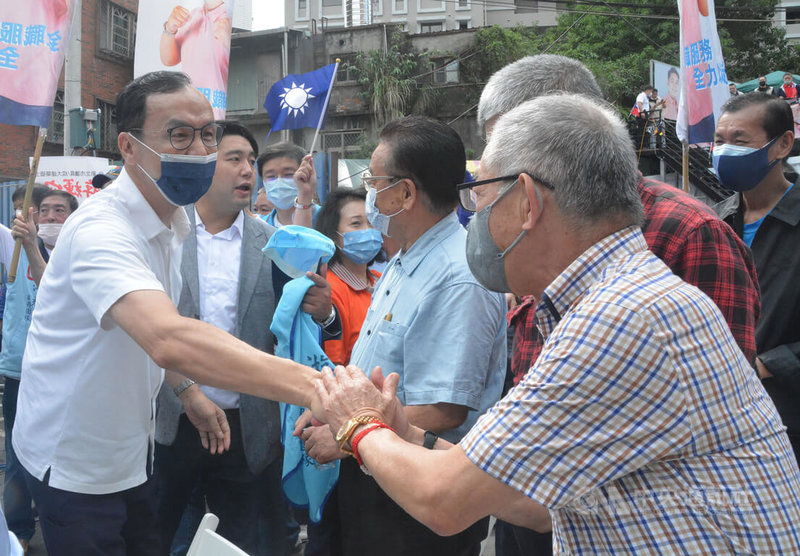 國民黨主席朱立倫（前左）22日現身為同黨籍新北市議員參選人游輝宂助選，受到民眾熱烈歡迎，朱立倫也親切與民眾握手致意。中央社記者黃旭昇新北市攝  111年10月22日