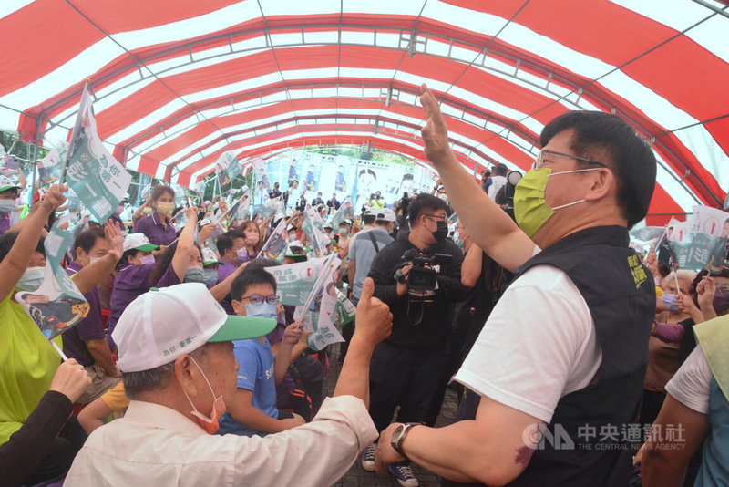 民進黨新北市長參選人林佳龍（前右）22日上午前往新北市土城區出席與民進黨新北市議員參選人彭一書的聯合競選總部成立大會，向現場民眾揮手致意。中央社記者黃旭昇新北攝  111年10月22日