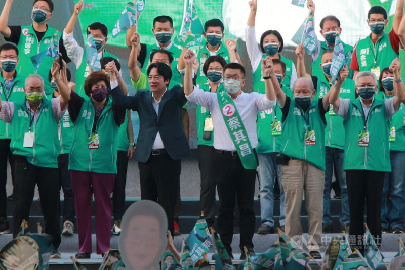 民進黨台中市長參選人蔡其昌（前右3）競選總部成立大會22日舉行，副總統賴清德（前左3）到場站台，並為蔡其昌披上彩帶。中央社記者蘇木春攝  111年10月22日