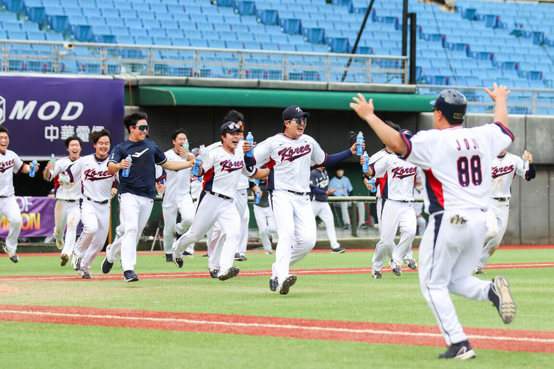 U23世界盃棒球賽韓國22日複賽最後一戰與哥倫比亞交手，兩隊攻勢往來，韓國隊延長賽8局靠著再見野手選擇以5比4拿勝、晉級冠軍戰。（中華民國棒球協會提供）中央社記者謝靜雯傳真 111年10月22日
