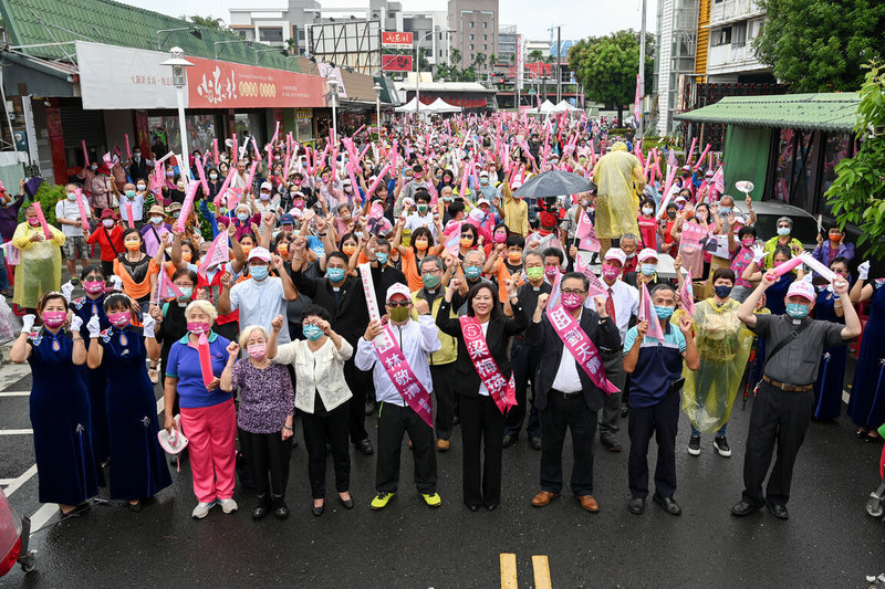 前立委梁牧養的女兒梁梅瑛（前右4）以無黨籍身分參選屏東縣第一選區縣議員，22日在屏東市成立競選總部，有不少支持者到場相挺。（梁梅瑛競總提供）中央社記者李卉婷傳真  111年10月22日