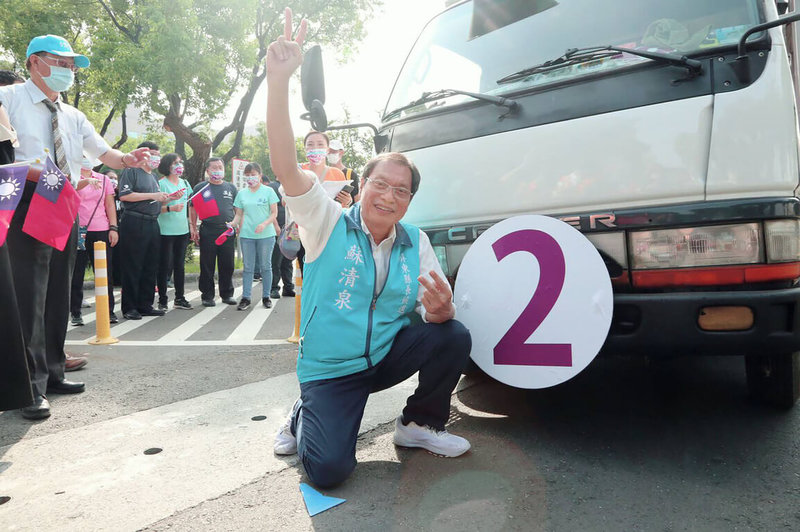 國民黨屏東縣長參選人蘇清泉（中）22日在臉書及官方Line帳號發文批民進黨對手周春米，引發熱議。蘇清泉隨後透過競選總部強調，非常敬重有為有守的法官，絕對沒有歧視法官。（蘇清泉競總提供）中央社記者李卉婷傳真  111年10月22日