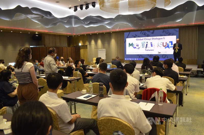 台灣世代教育基金會22日邀請比利時台北辦事處副處長高卓飛（後右）到嘉義，與在地雙語教育者對談交流。中央社記者蔡智明攝  111年10月22日
