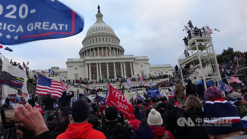 川普支持者去年1月6日闖入美國國會大廈。（中央社檔案照片）