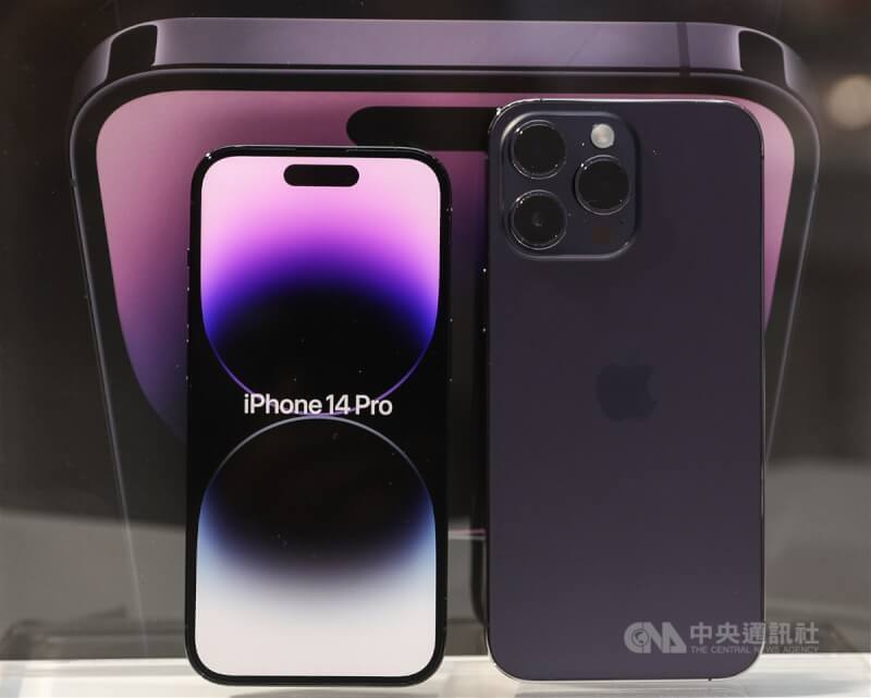 除了SpaceX有低軌衛星服務外,iPhone 14(圖)在北美地區也有用於緊急通訊的產品功能。(中央社檔案照片)