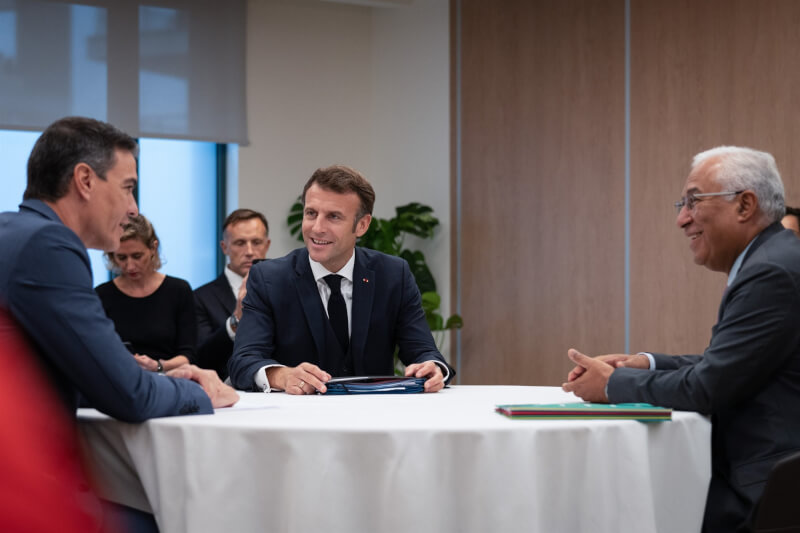 法國總統馬克宏（中）21日宣布，法國將退出「能源憲章條約」，成為退出此條約的最大經濟體。（圖取自facebook.com/EmmanuelMacron）