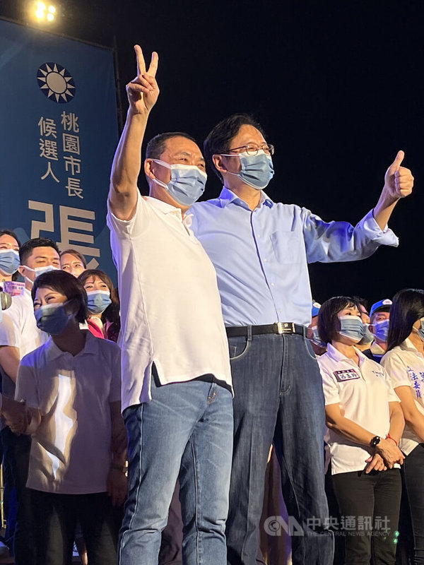 國民黨桃園市長參選人張善政（前右）22日晚間舉行北區競總成立大會，新北市長侯友宜（前左）到場相挺，展現藍營團結氣勢。中央社記者葉臻攝  111年10月22日