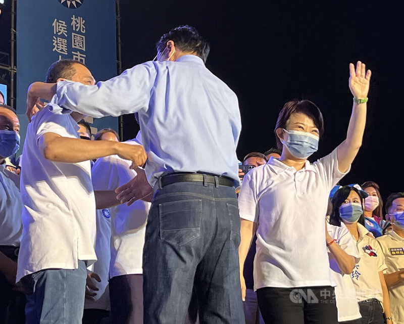 國民黨桃園市長參選人張善政（中背對者）22日晚間舉行北區競總成立大會，新北市長侯友宜（左）、台中市長盧秀燕（前右）皆到場相挺，張善政在台上與兩人互動。中央社記者葉臻攝  111年10月22日