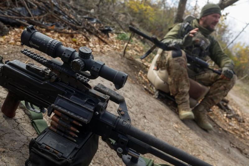 圖為烏克蘭部署在鄰近南部赫松地區的前線人員。（路透社）