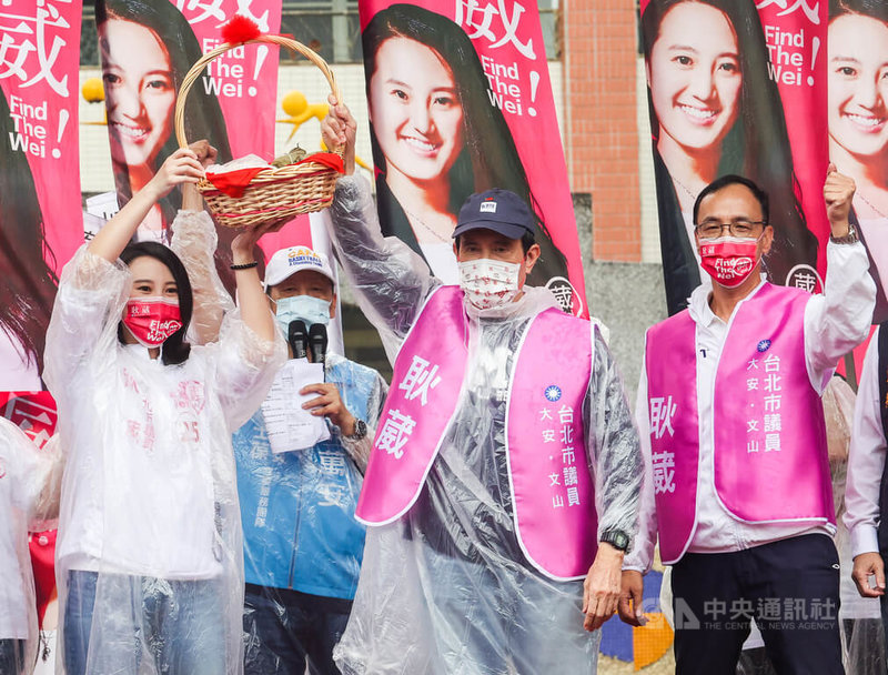 國民黨台北市議員參選人耿葳（前左）23日成立競選總部，前總統馬英九（前中）、國民黨主席朱立倫（前右）出席成立大會，為她站台助選。中央社記者鄭清元攝  111年10月23日