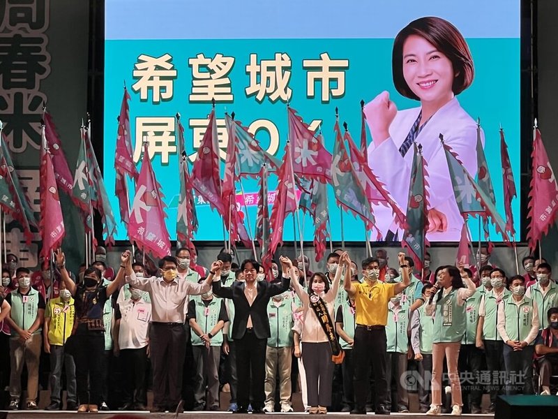 民進黨屏東縣長參選人周春米（前左4）位於屏東市區的競選總部23日成立，副總統賴清德（前左3）到場力挺。中央社記者李卉婷攝  111年10月23日