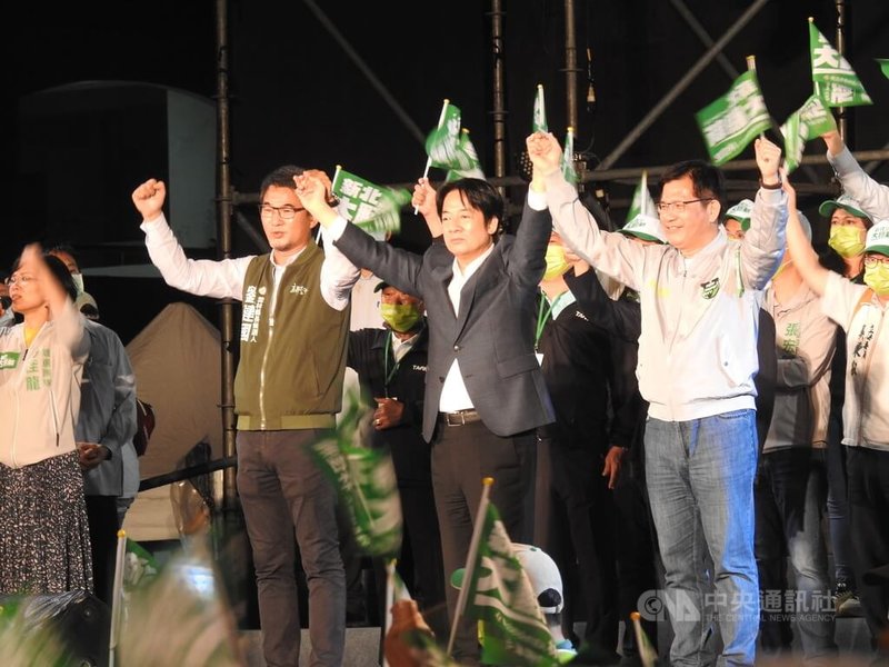 民進黨新北市長參選人林佳龍（前右1）23日晚間在三重區舉辦造勢晚會，副總統賴清德（前右2）站台助選，呼籲選民支持林佳龍及民進黨雲林縣長參選人劉建國（前右3）。中央社記者王鴻國攝  111年10月23日