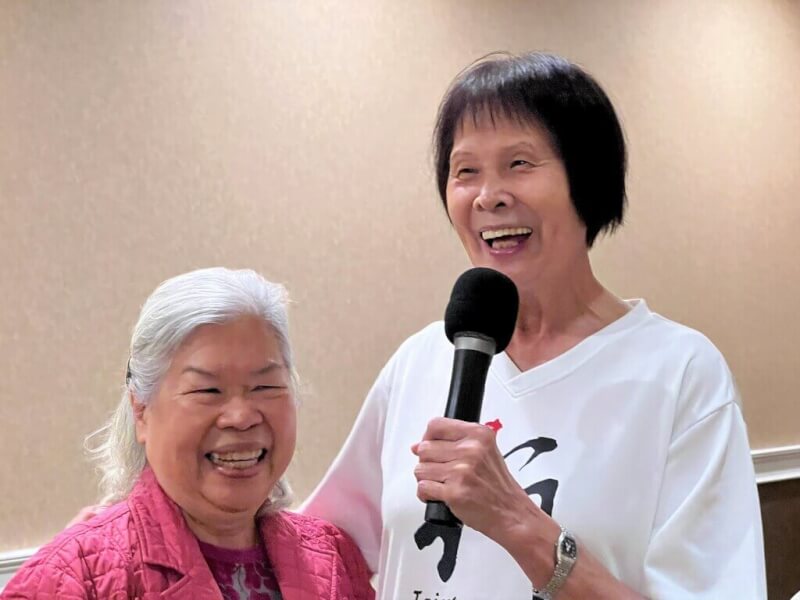 台灣傳奇運動員紀政（右）受邀訪美，22日在洛杉磯台灣會館演講，歡喜見到70年前為她付學費、幫助她上小學的貴人吳金虎女兒吳如真（左）。中央社記者林宏翰洛杉磯攝 111年10月23日