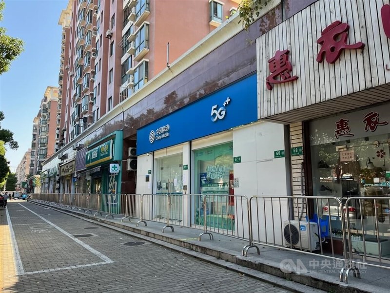 圖為日前上海市某區域執行管控畫面，一樓店面全部關閉，架起圍欄區隔出可走動空間和被封閉範圍。（中央社檔案照片）