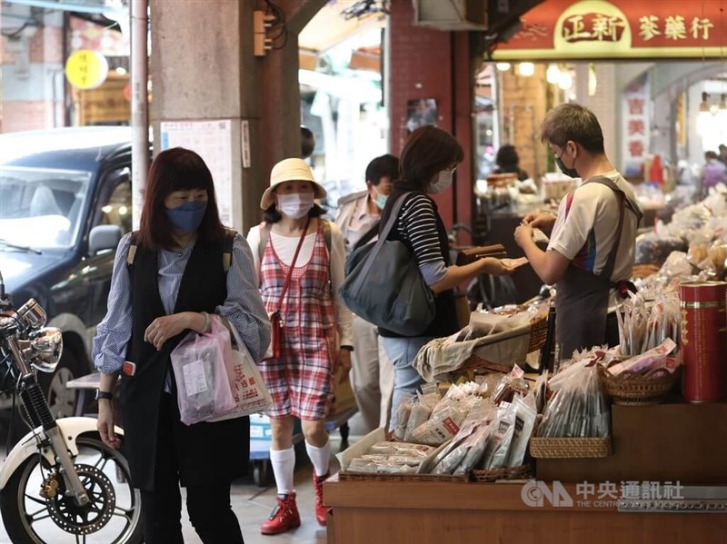 圖為民眾戴著口罩在台北迪化街商圈採買。中央社記者吳家昇攝 111年10月19日