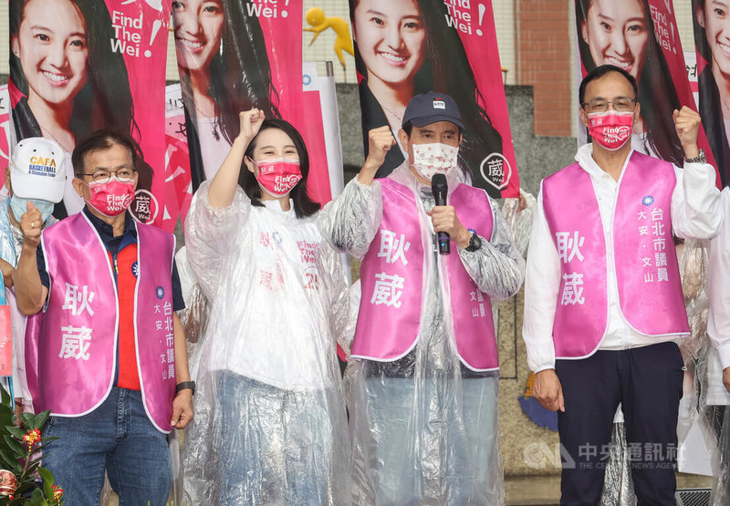 國民黨台北市議員參選人耿葳（左2）23日成立競選總部，前總統馬英九（左3）、國民黨主席朱立倫（左4）、國民黨立委賴士葆（左1）等人出席，為她站台造勢。中央社記者鄭清元攝　111年10月23日