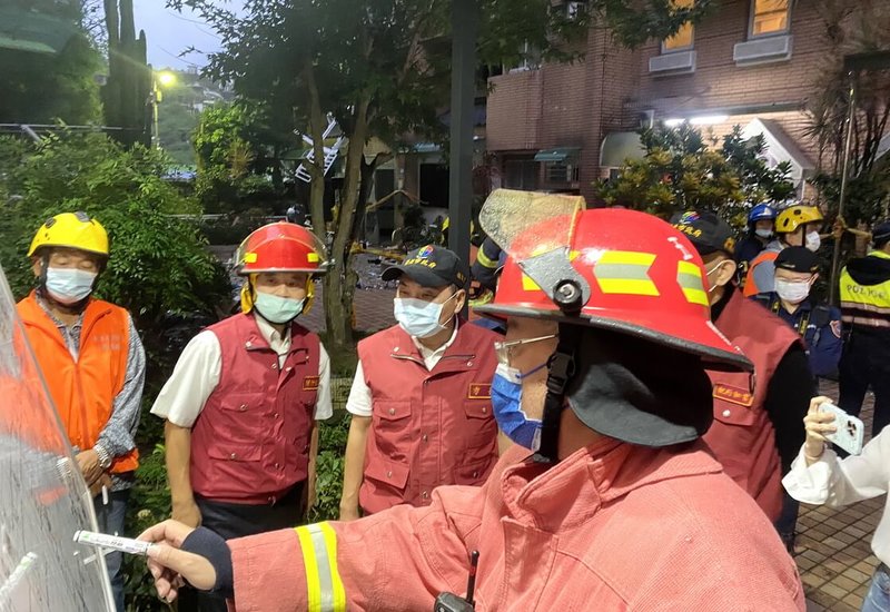 新北市三峽區一處社區23日發生氣爆案，鑑識人員在現場發現不明粉末，不排除疑為爆炸因素之一，警消連夜採檢送驗，24日將說明。圖為消防向巿長侯友宜（後左3）說明情況。（新北消防局提供）中央社記者黃旭昇新北傳真  111年10月23日