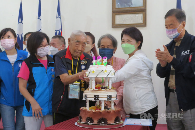 台中市長盧秀燕（右2）23日出席國民黨台中市黨部舉辦的黨慶活動，和老黨員一同慶祝。中央社記者趙麗妍攝 111年10月23日
