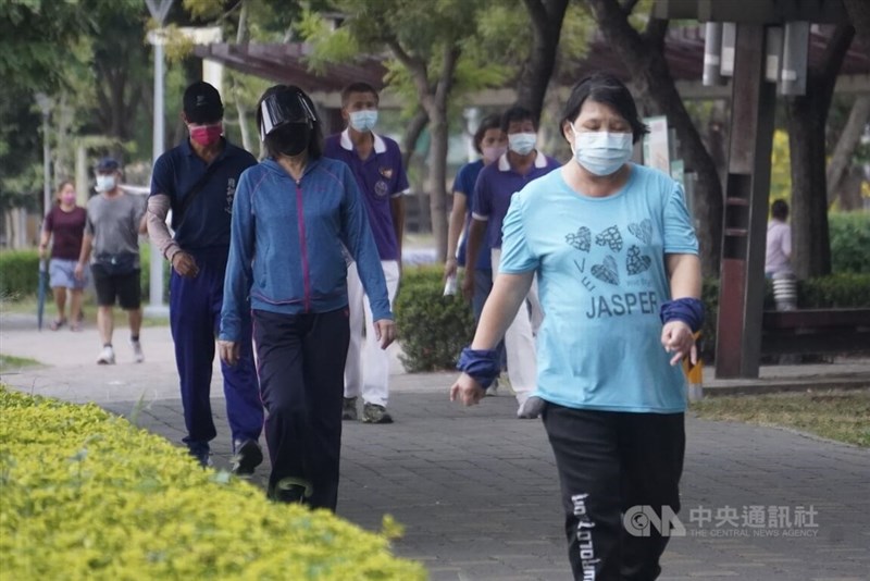 圖為19日高雄市鳳山區民眾戴好口罩到公園運動、健走。（中央社檔案照片）