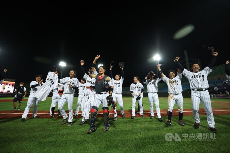 U23世界盃棒球賽，日本隊23日冠軍戰與韓國隊交手，終場以3比0擊敗韓國，拿下隊史第2冠，日本隊全體球員脫帽向場邊觀眾致意，開心慶祝勝利的時刻。中央社記者趙世勳攝  111年10月23日