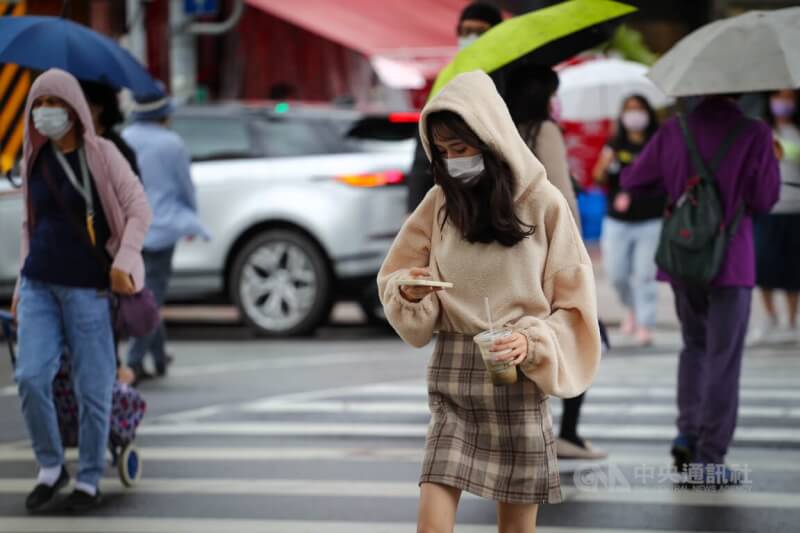 圖為台北市士林區民眾穿起厚衣物保暖。（中央社檔案照片）