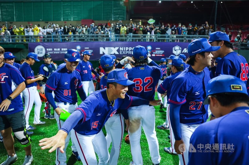 2022第4屆U23世界盃棒球賽季軍戰23日在天母棒球場舉行，台灣隊以3比1戰勝墨西哥隊拿下季軍，球員們開心歡呼，慶祝為隊史創下佳績。中央社記者趙世勳攝 111年10月23日