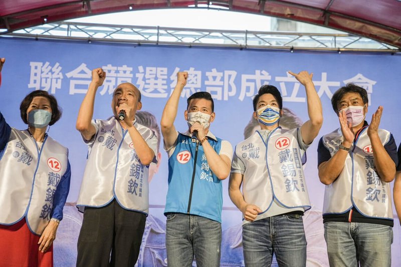 國民黨台北巿長參選人蔣萬安（右2）23日與前高雄巿長韓國瑜（左2）同台，為同黨籍台北巿議員參選人戴錫欽（右3）站台助選。（蔣萬安競選辦公室提供）中央社記者劉世怡傳真  111年10月23日